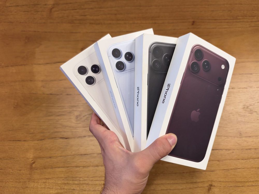 Quatro iPhones lacrados em suas caixas