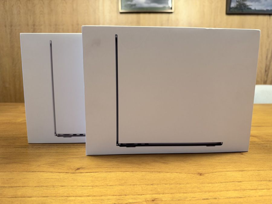 Dois MacBooks lacrados em suas caixas